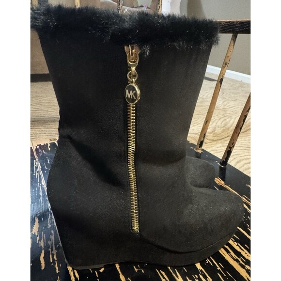 Michael Kors Wedge Boots Girl’s Size: 5 Black/Gold Zip-Up. NWOT Faux Fur - Picture 1 of 9